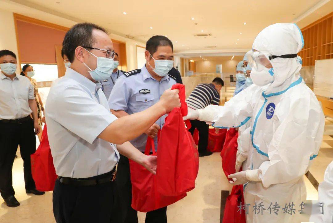 beat·365-
赵如浪调研防疫“守小门”事情   探望慰问一线事情人员(图4)