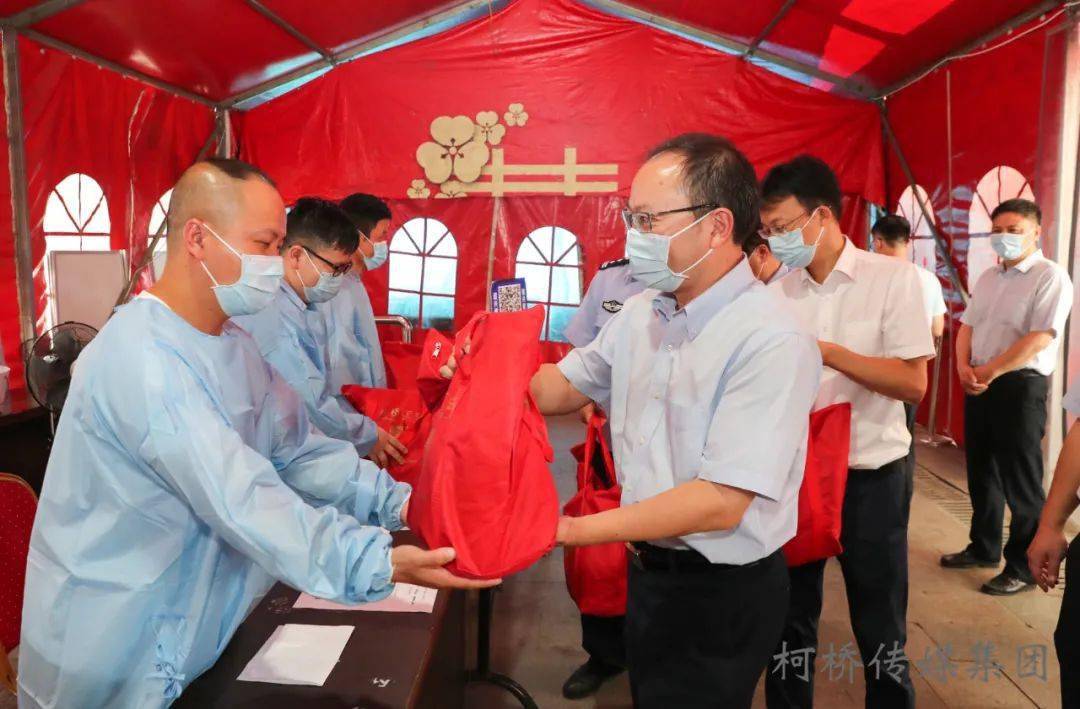 beat·365-
赵如浪调研防疫“守小门”事情   探望慰问一线事情人员(图7)